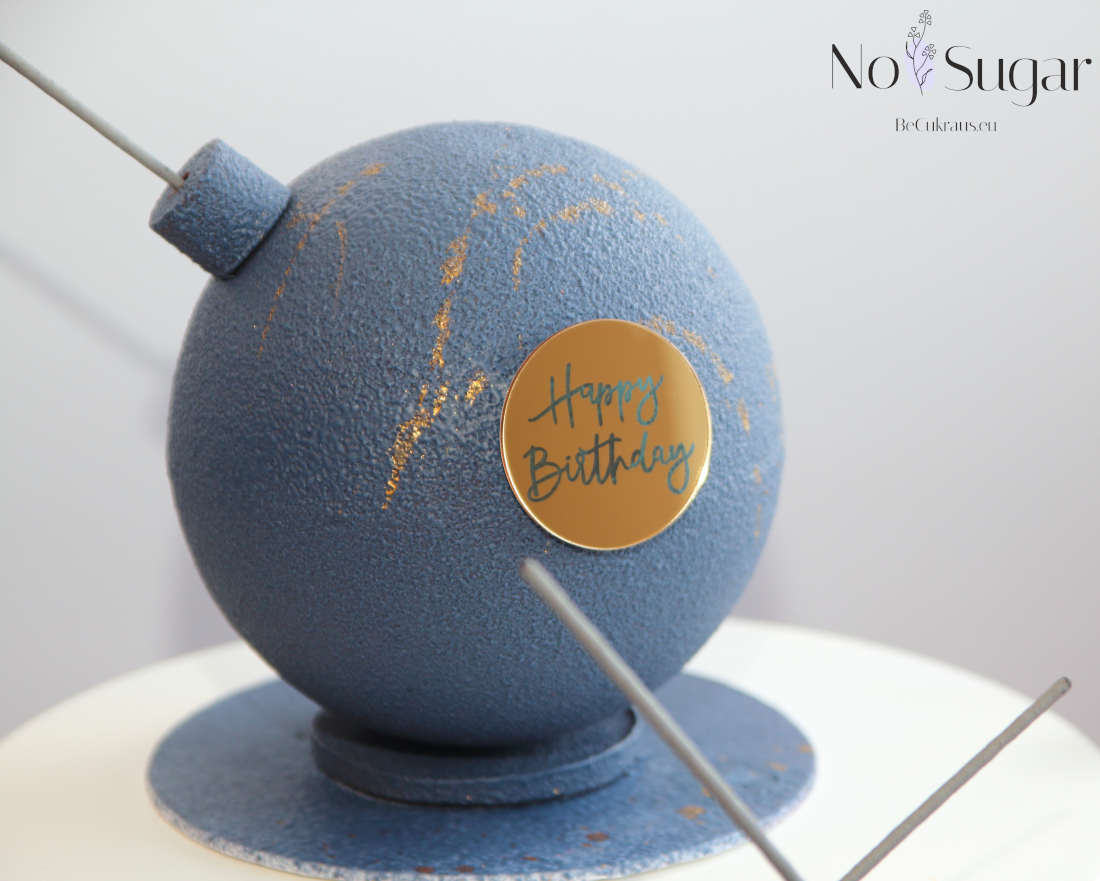 Bombinis tortas, padengtas mėlynu šokoladiniu veliūru