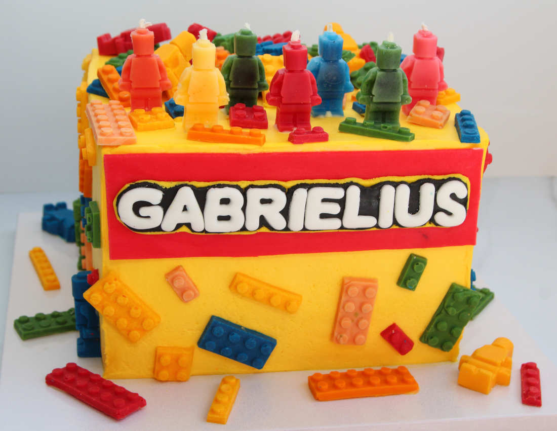 Lego gimtadienio tortas su gimtadienio šventės dalyvio vardu