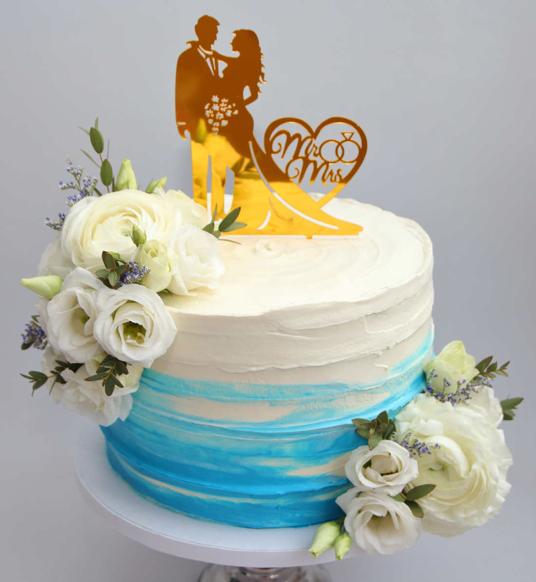 Vestuvių tortas su šviežiomis gėlėmis