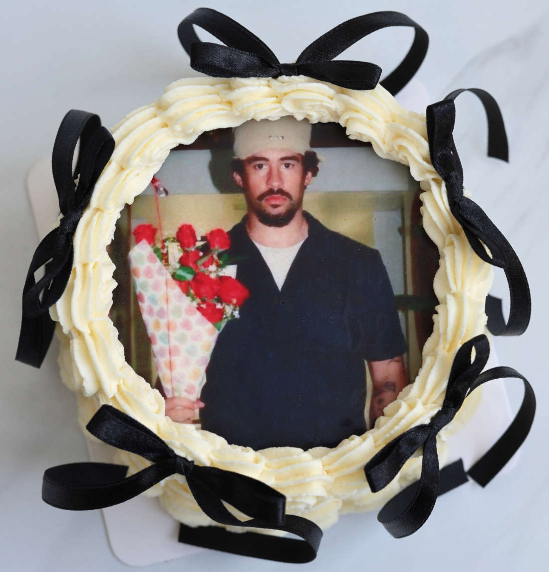 Bad Bunny nuotrauka ant bento torto