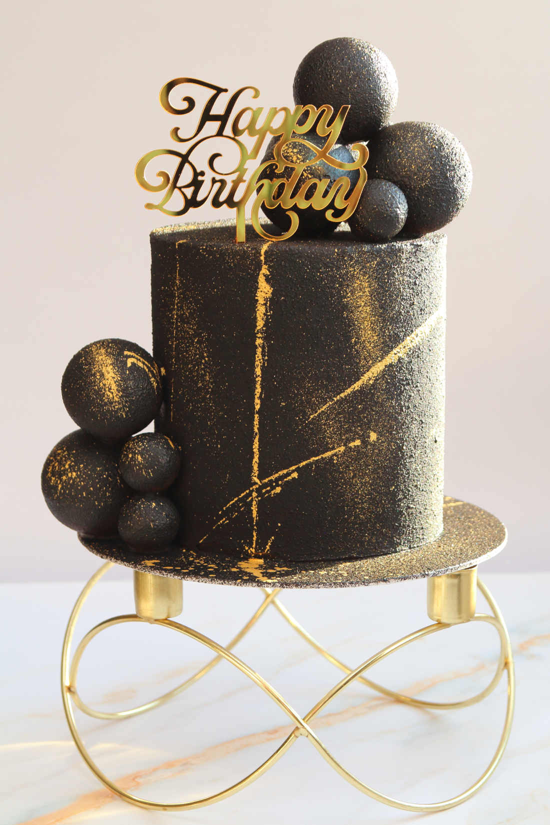 Juodas gimtadienio tortas su auksu