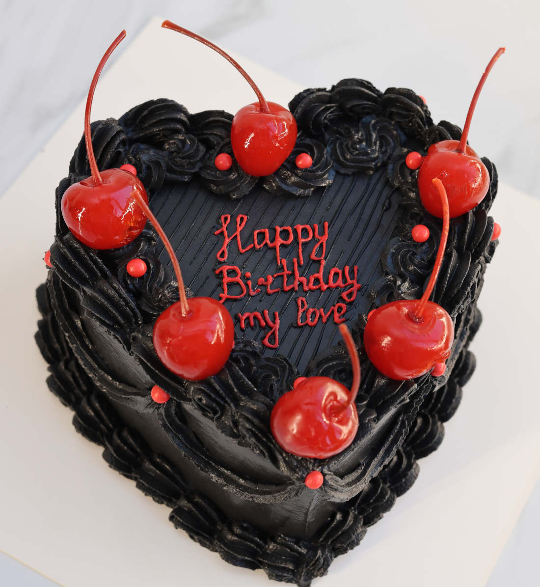 Черный бенто-торт в форме сердца с вишнями