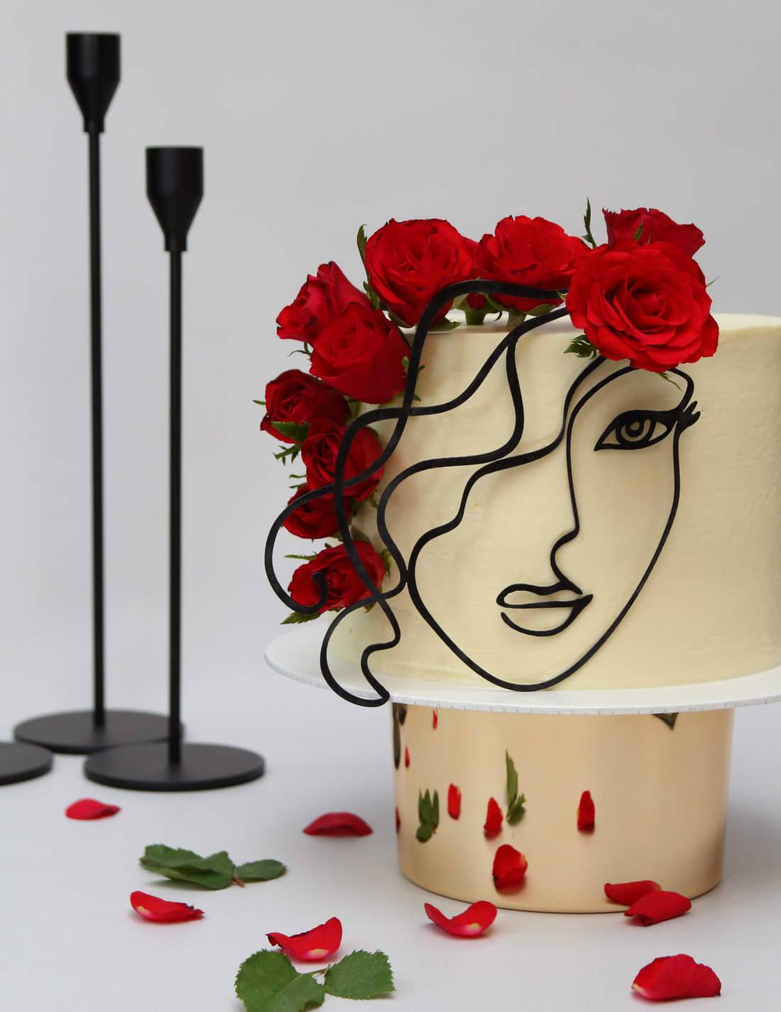 Šventinis tortas su rožių žiedlapiais