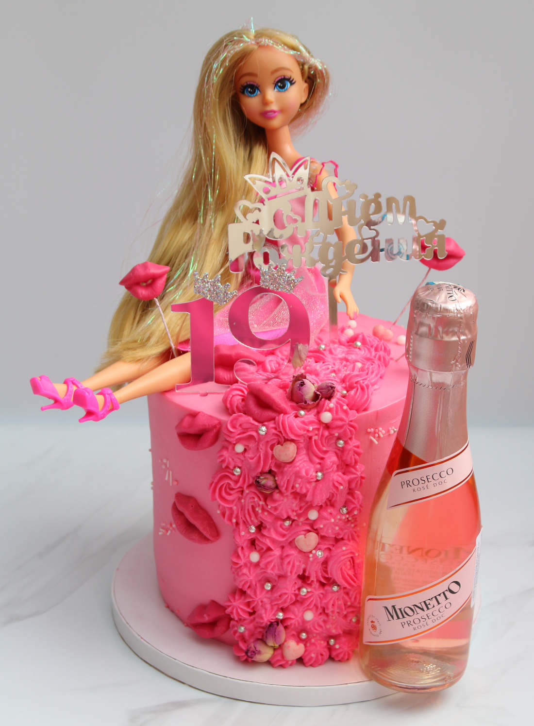 Торт с бутылкой шампанского для дня рождения девушки