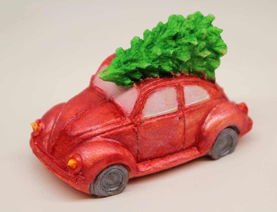 Фигура из шоколада - красная машина, везущая зеленую елку