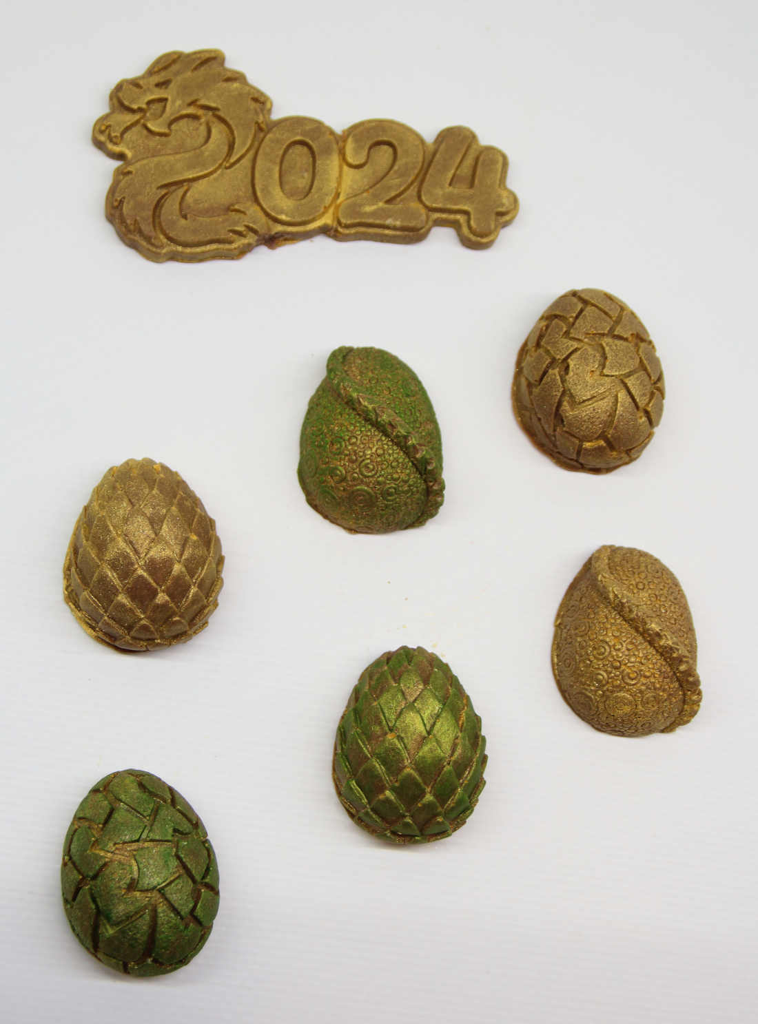 Раскрашенные яйца дракона из шоколада для 2024 года