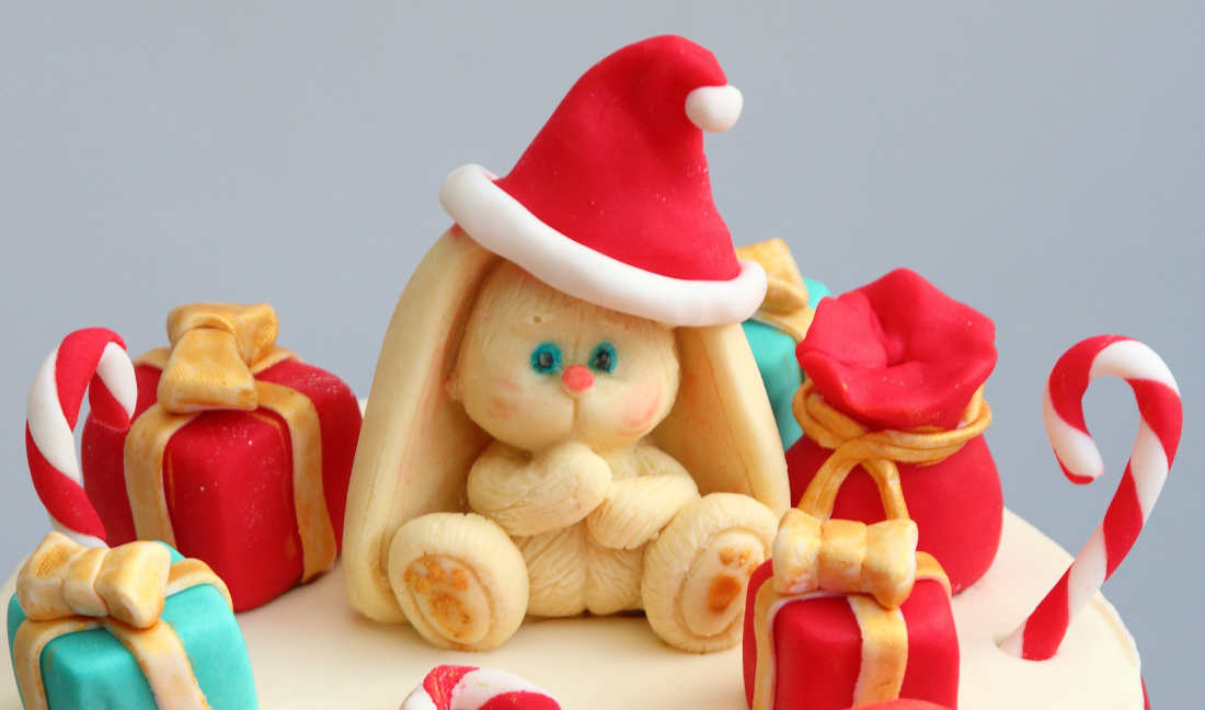 Шоколадный заяц с большими ушами в красном новогоднем колпаке