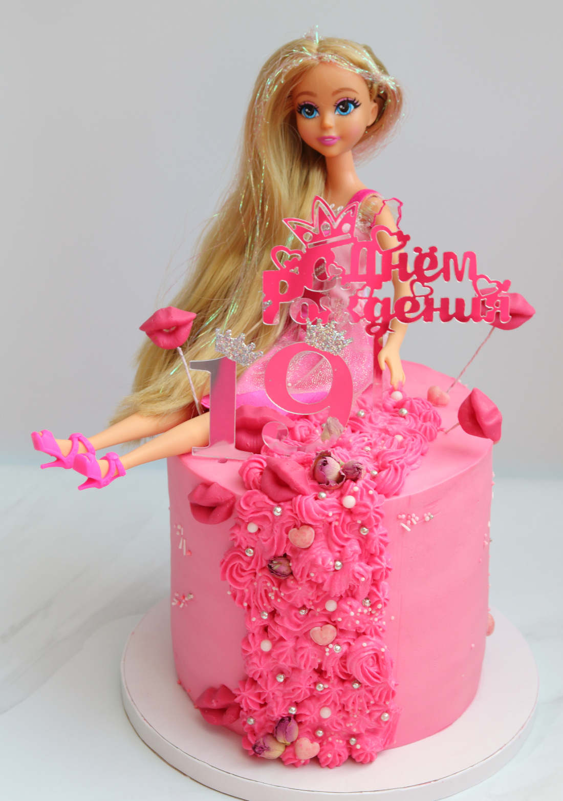 Кукла на торте для дня рождения девочки