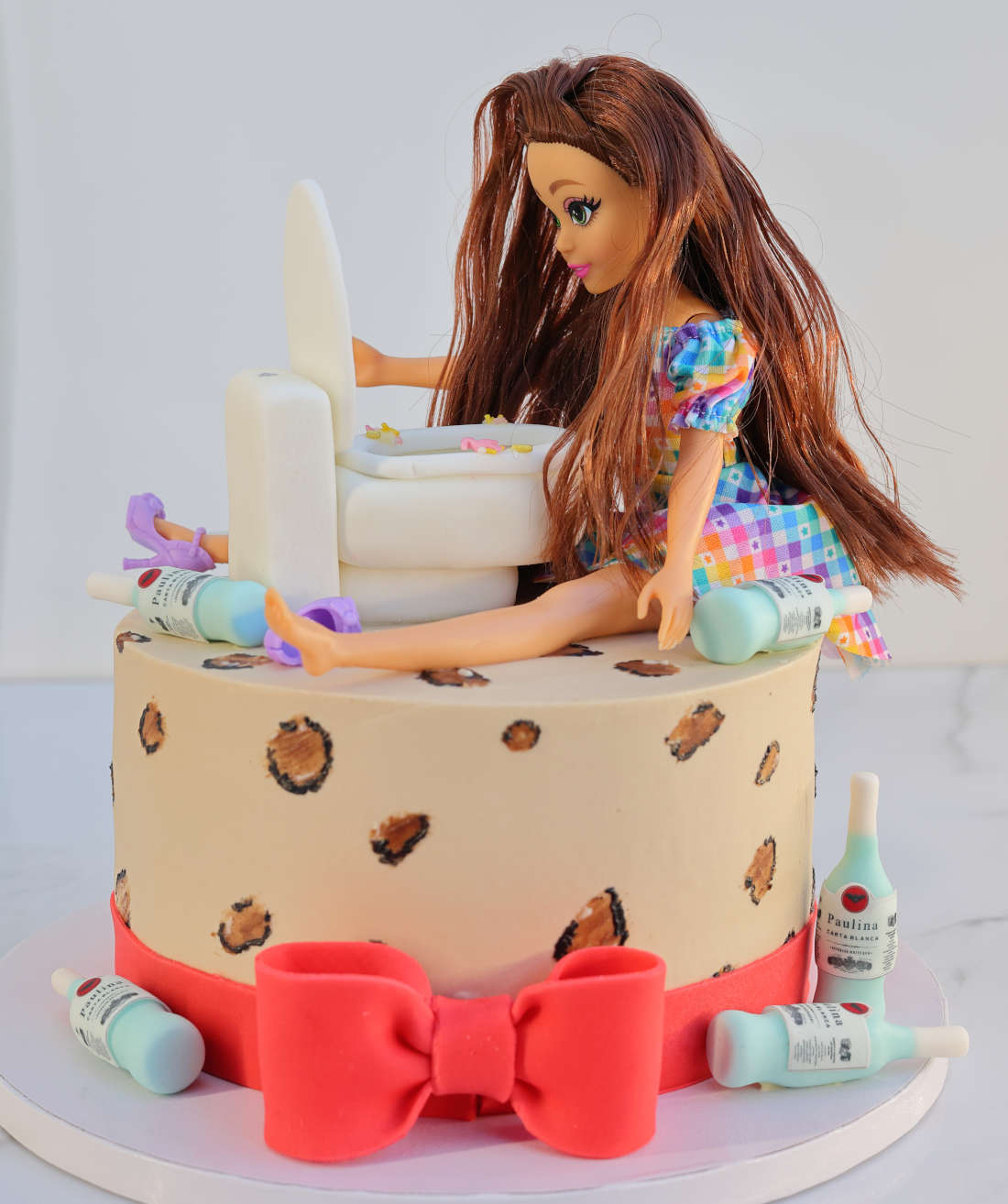 Торт с девушкой, выпившей много алкоголя