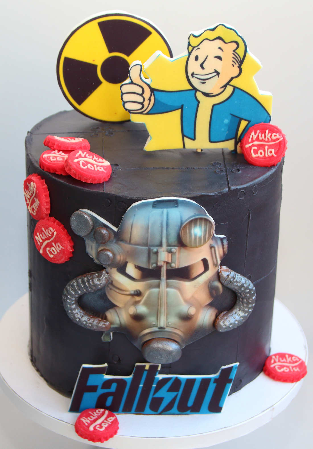 Vault Boy на торте Fallout и знак радиоактивности