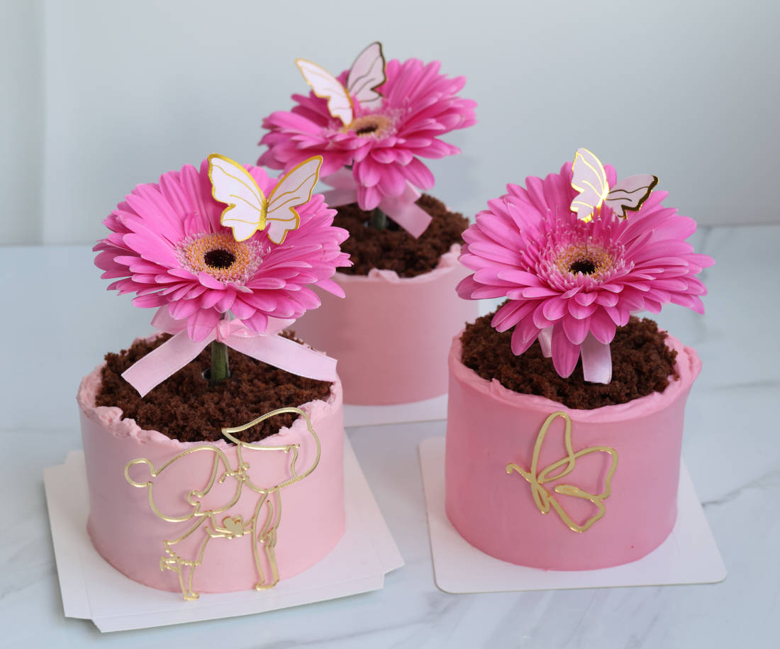 Fresh flowers on bento cakes