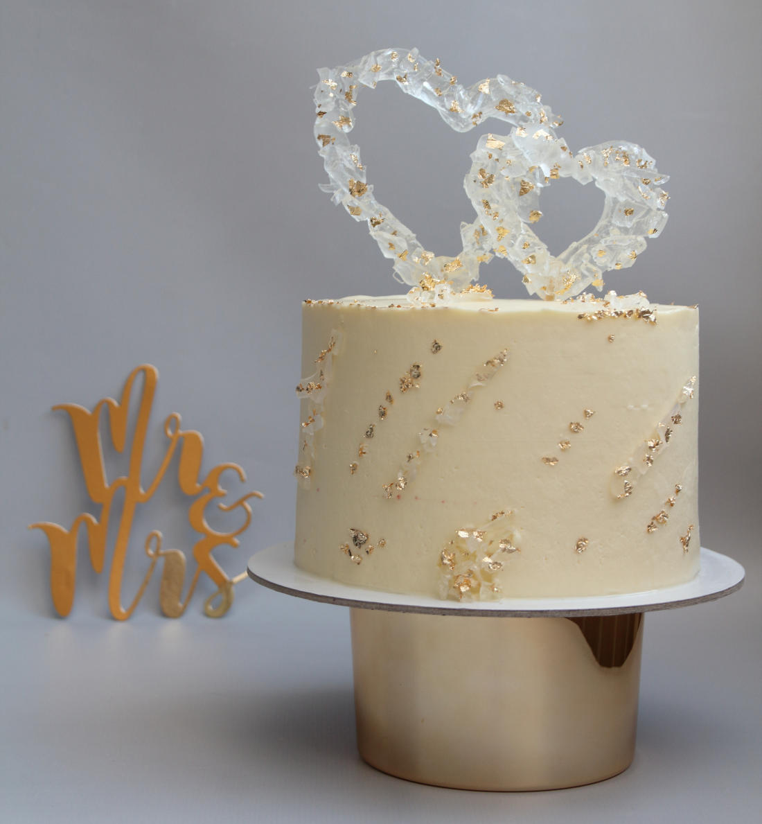 Isomalt hearts on a cake for spouses