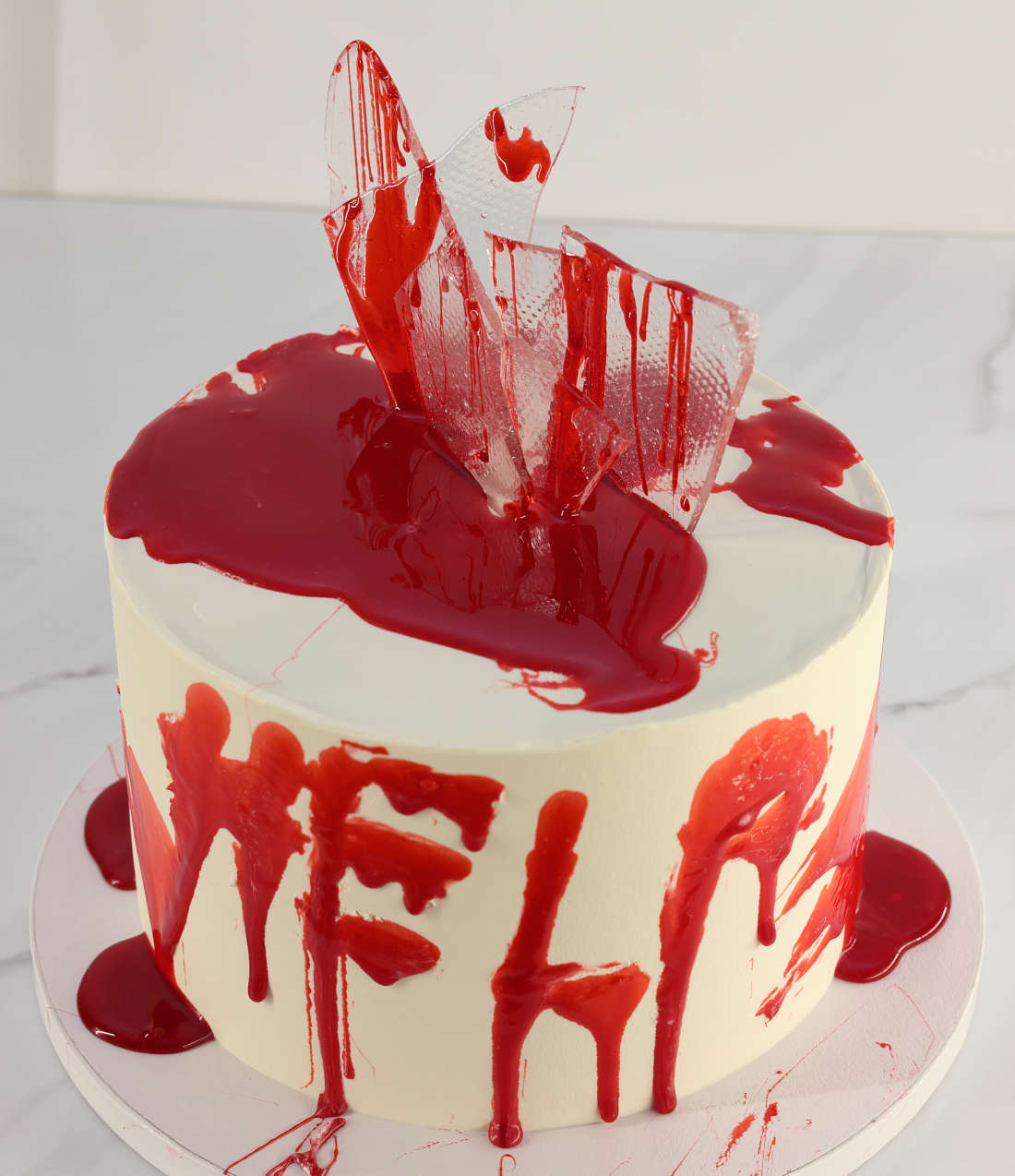 Helovino tortas su krauju užrašytu žodžiu HELP