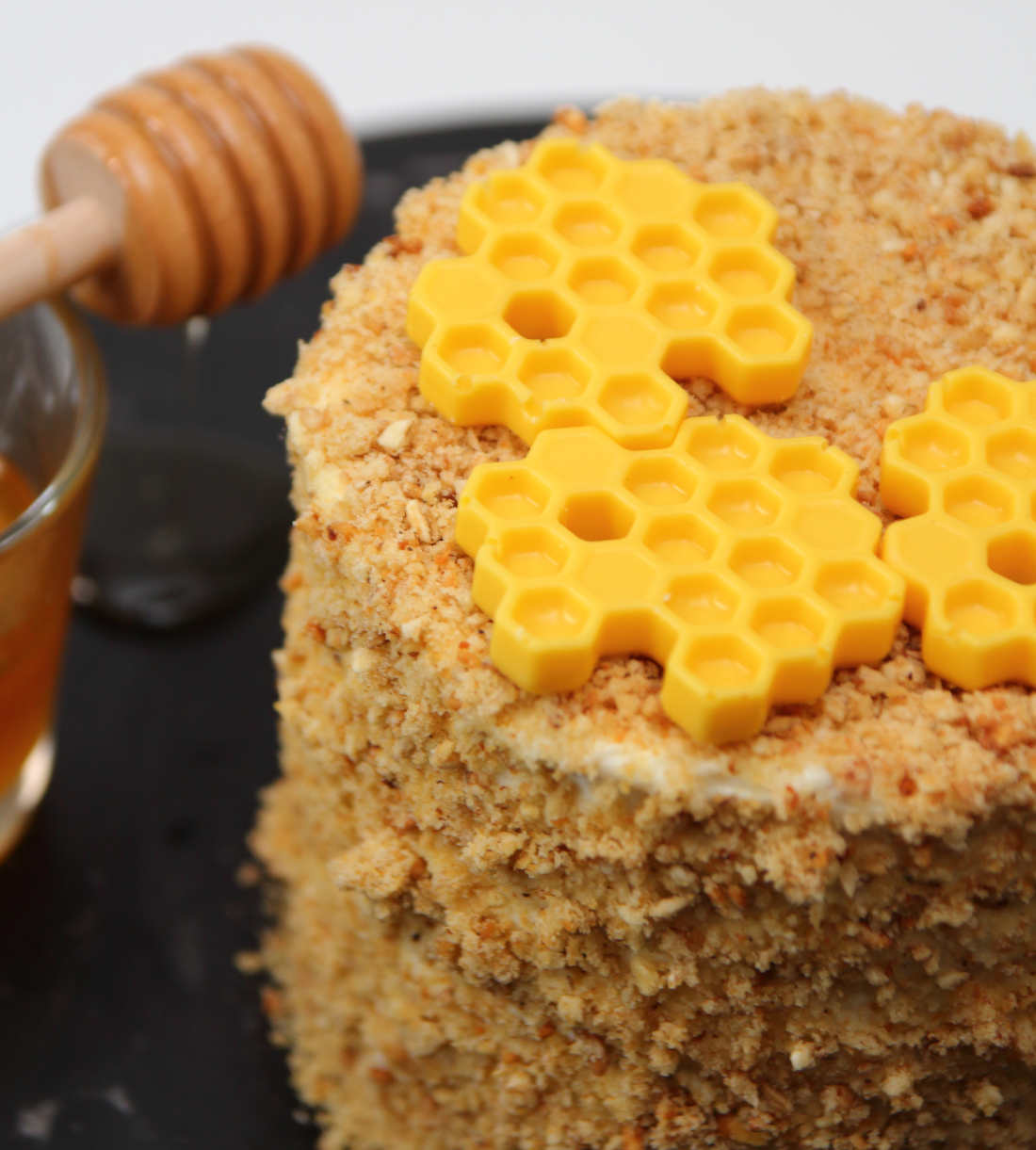 Gluten-free and sugar-free honey bento cake