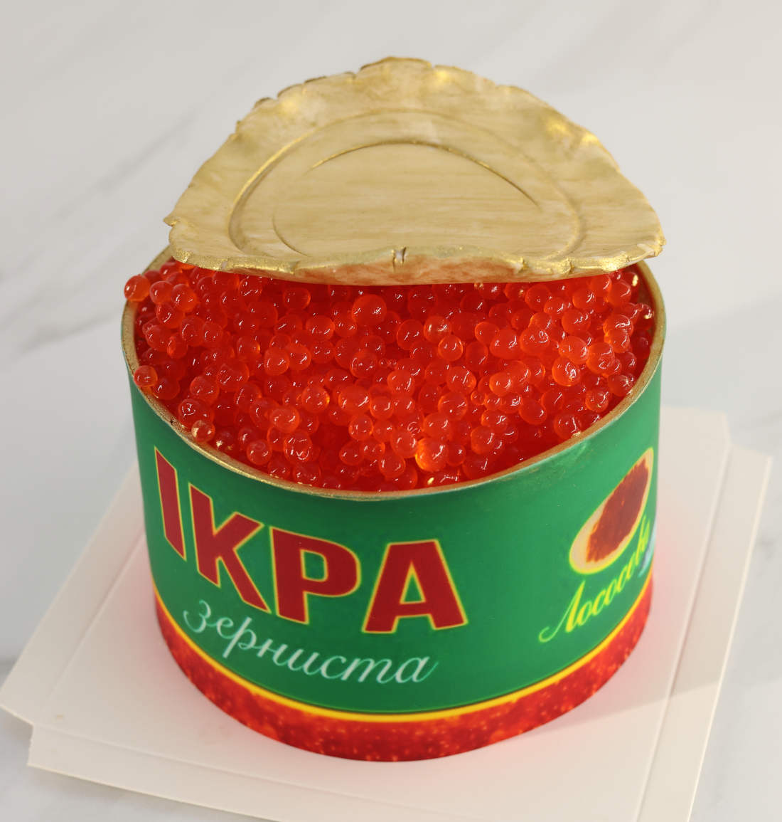 Сладкая красная икра в банке с крышкой