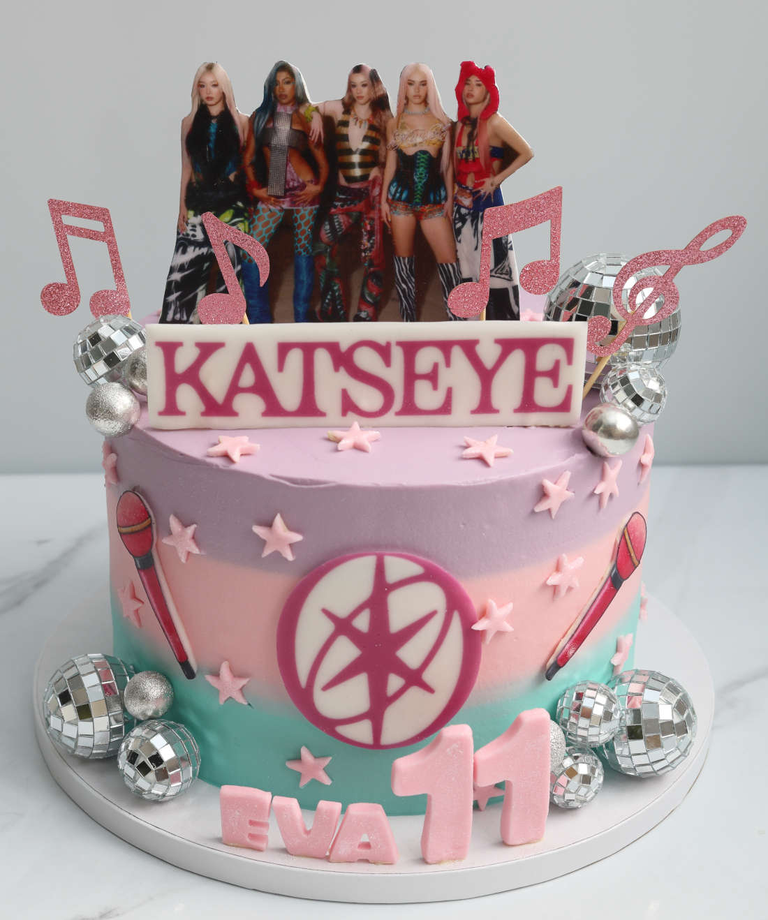 Tortas su grupės Katseye narėmis 11 metų mergaitei