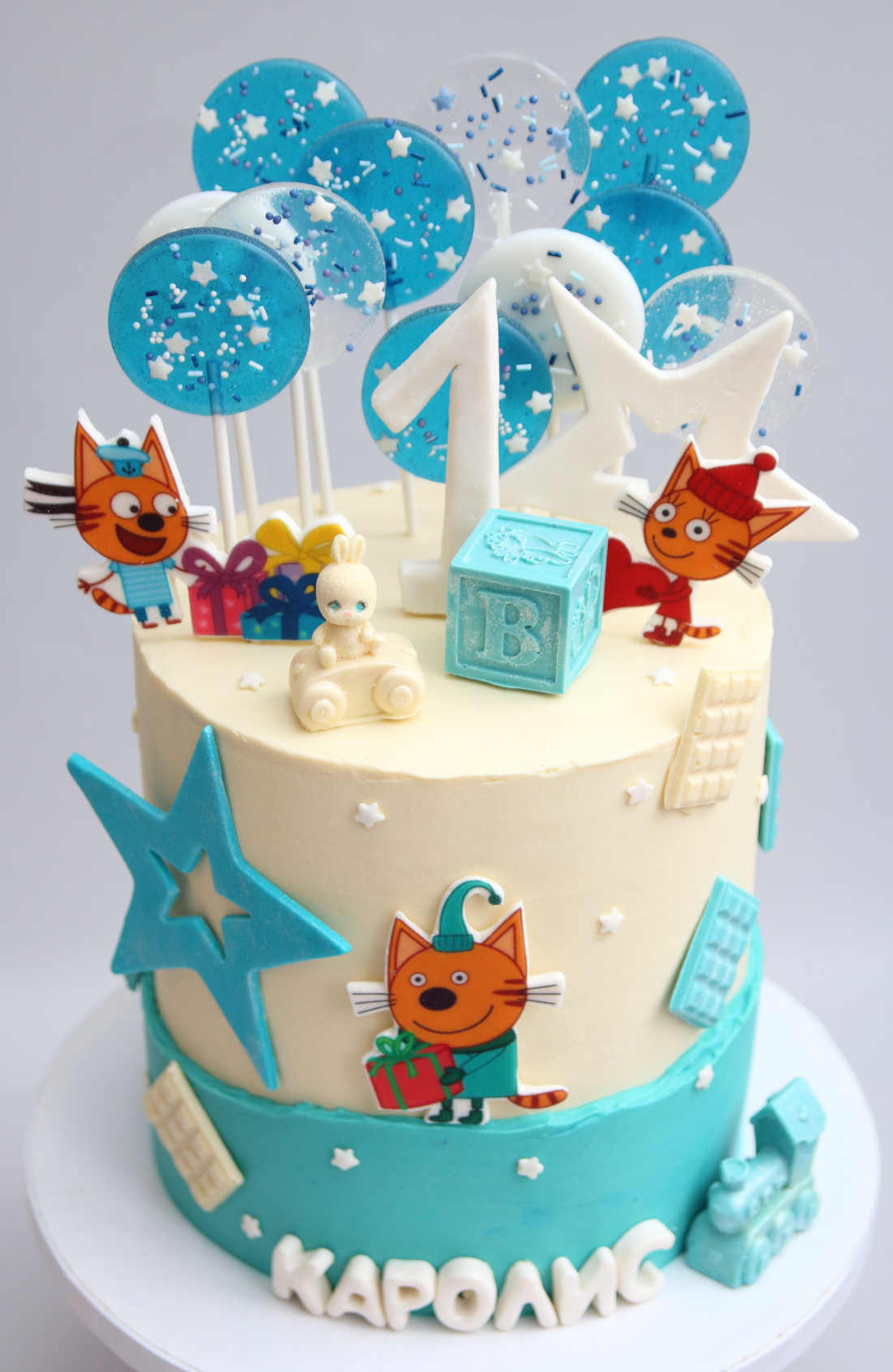 Tortas Trys katės su animacinių filmų personažais vaiko gimtadienio proga