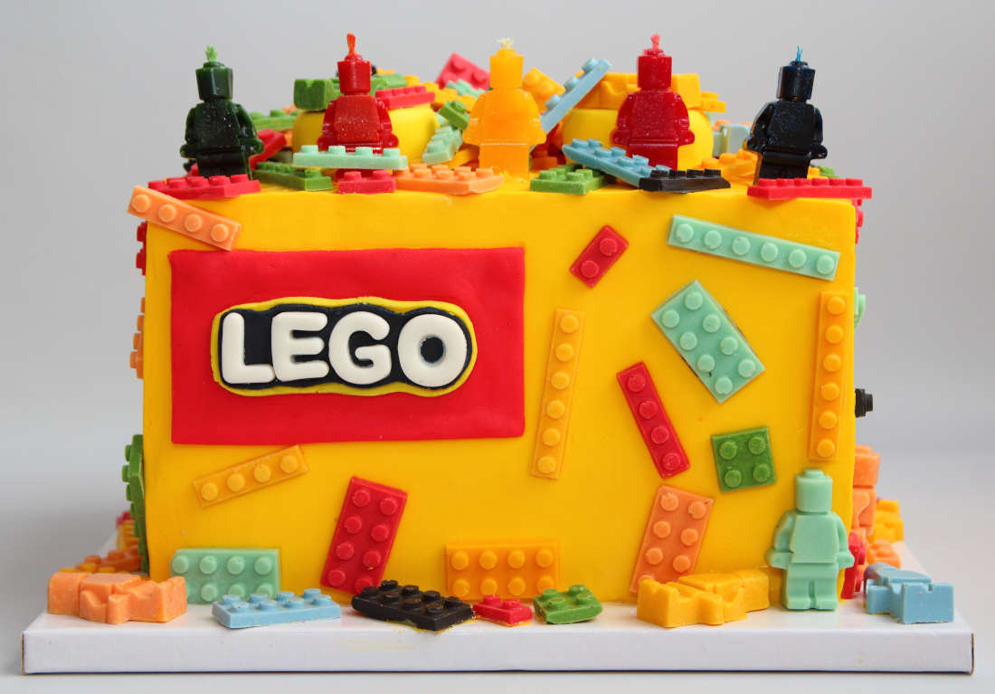 Свечи на торте в виде фигурок Лего