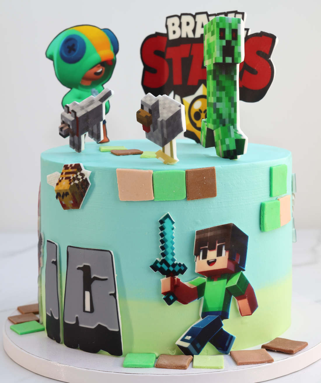 Tortas, sukurtas pagal žaidimus Minecraft ir Brawl Stars, skirtas 10 metų vaikui