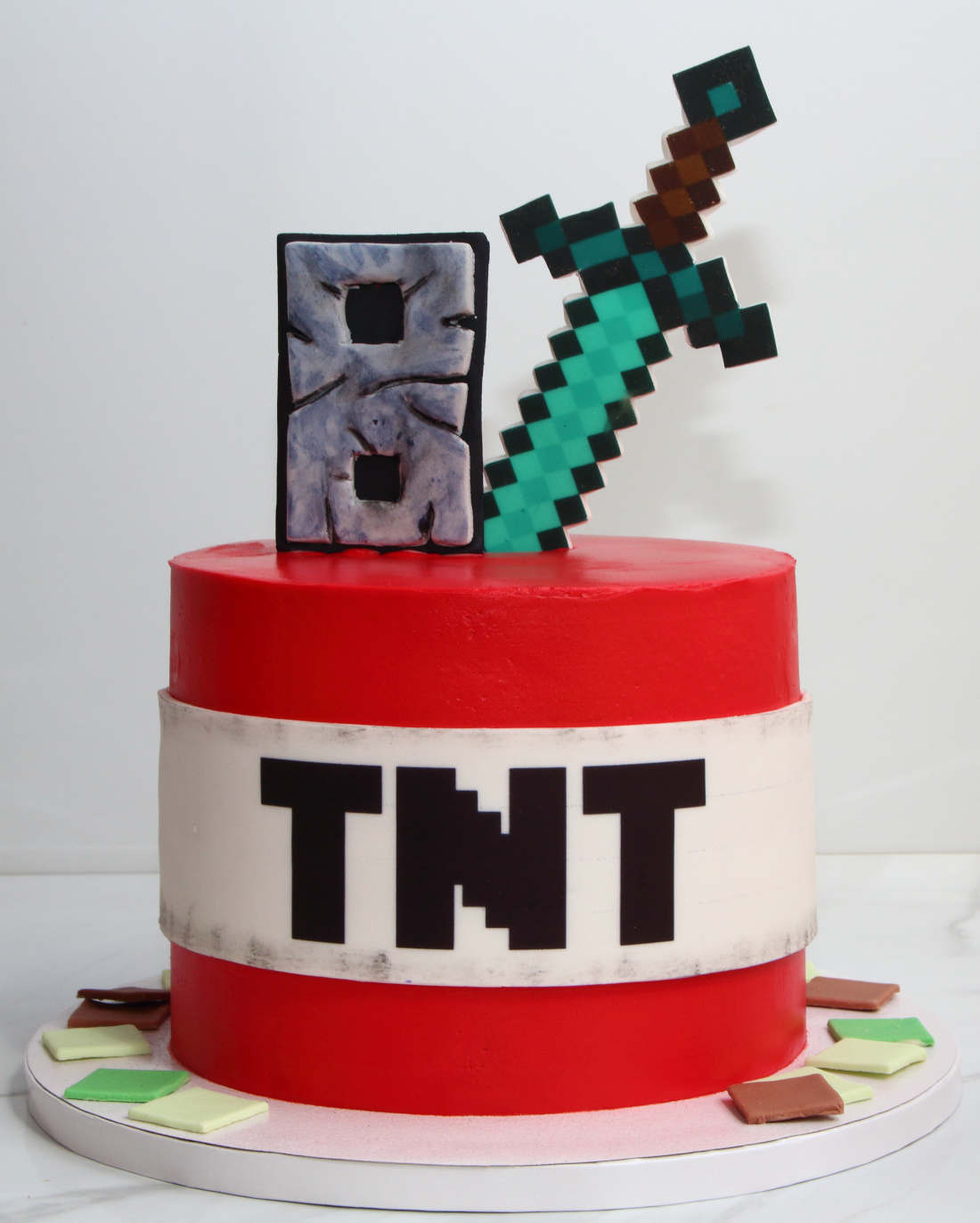 Торт Minecraft c TNT, мечом и возрастом именинника