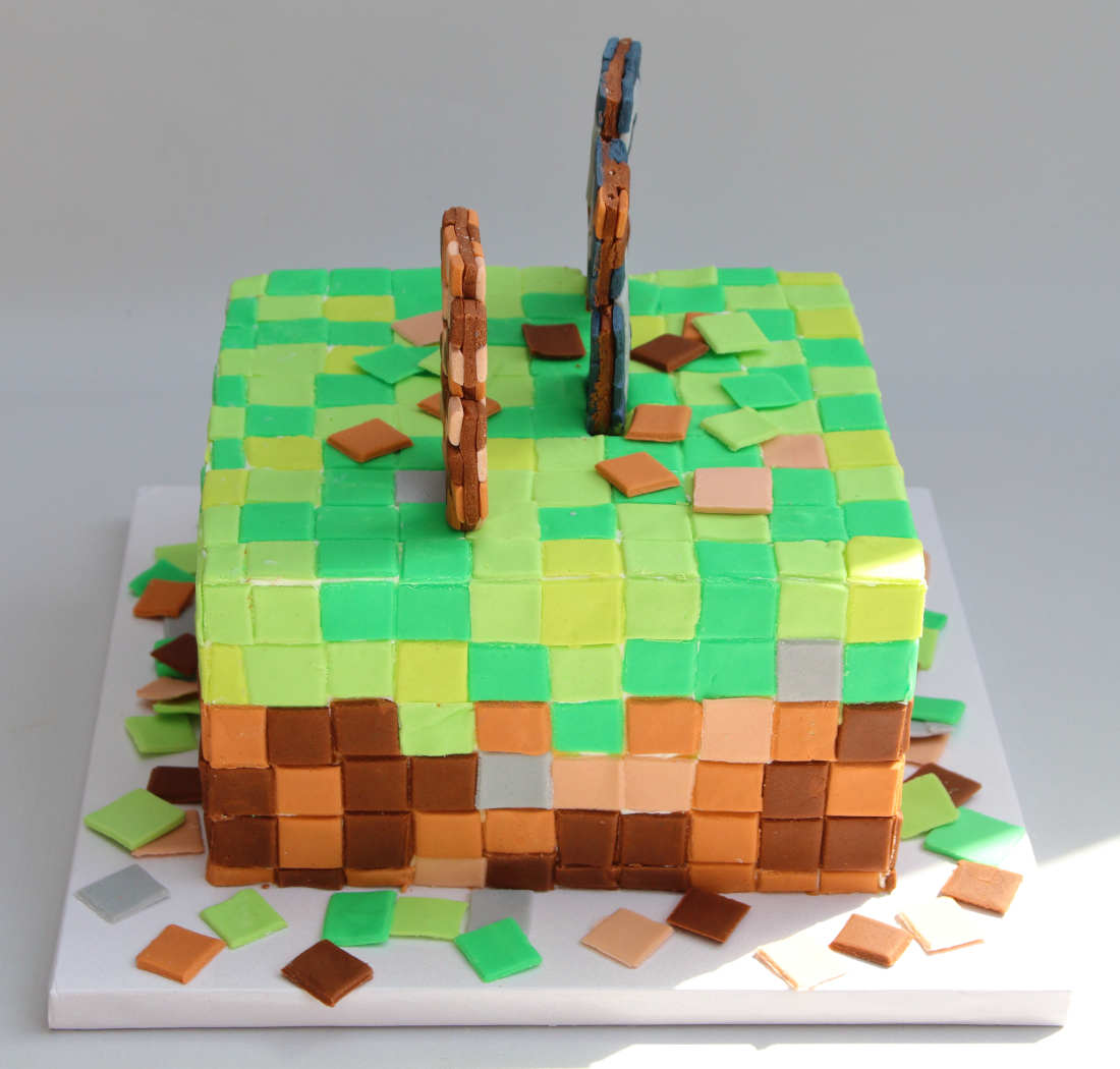 Kirtiklis ir metų skaičius ant Minecraft gimtadienio torto