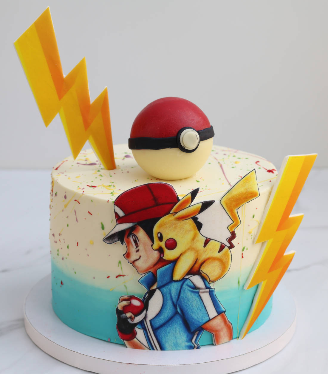 Tortas su Pokemon Pikachu ant Ešo peties