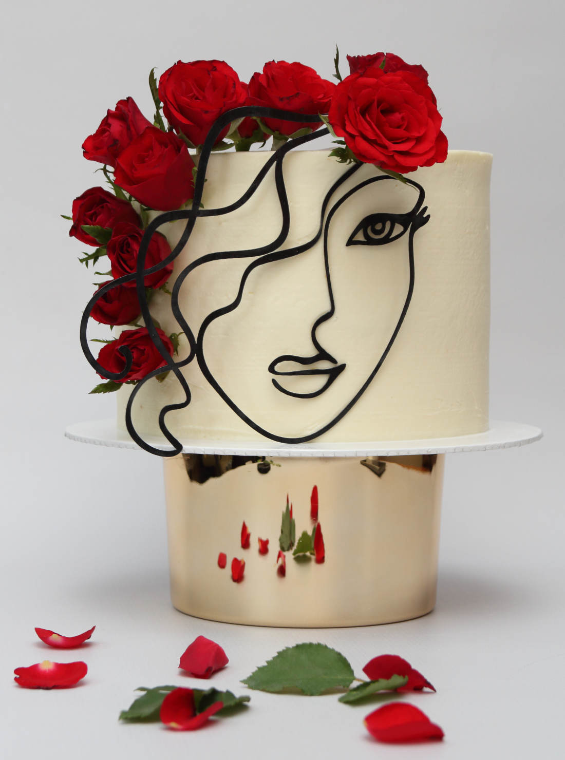Gyvos raudonos rožės ant torto su merginos atvaizdu