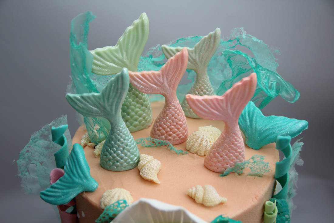 Sea foam, fish tails, shells and shells on the cake