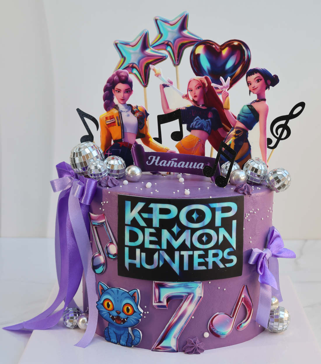 KPop Demon Hunters tortas su juostelėmis Vilniuje