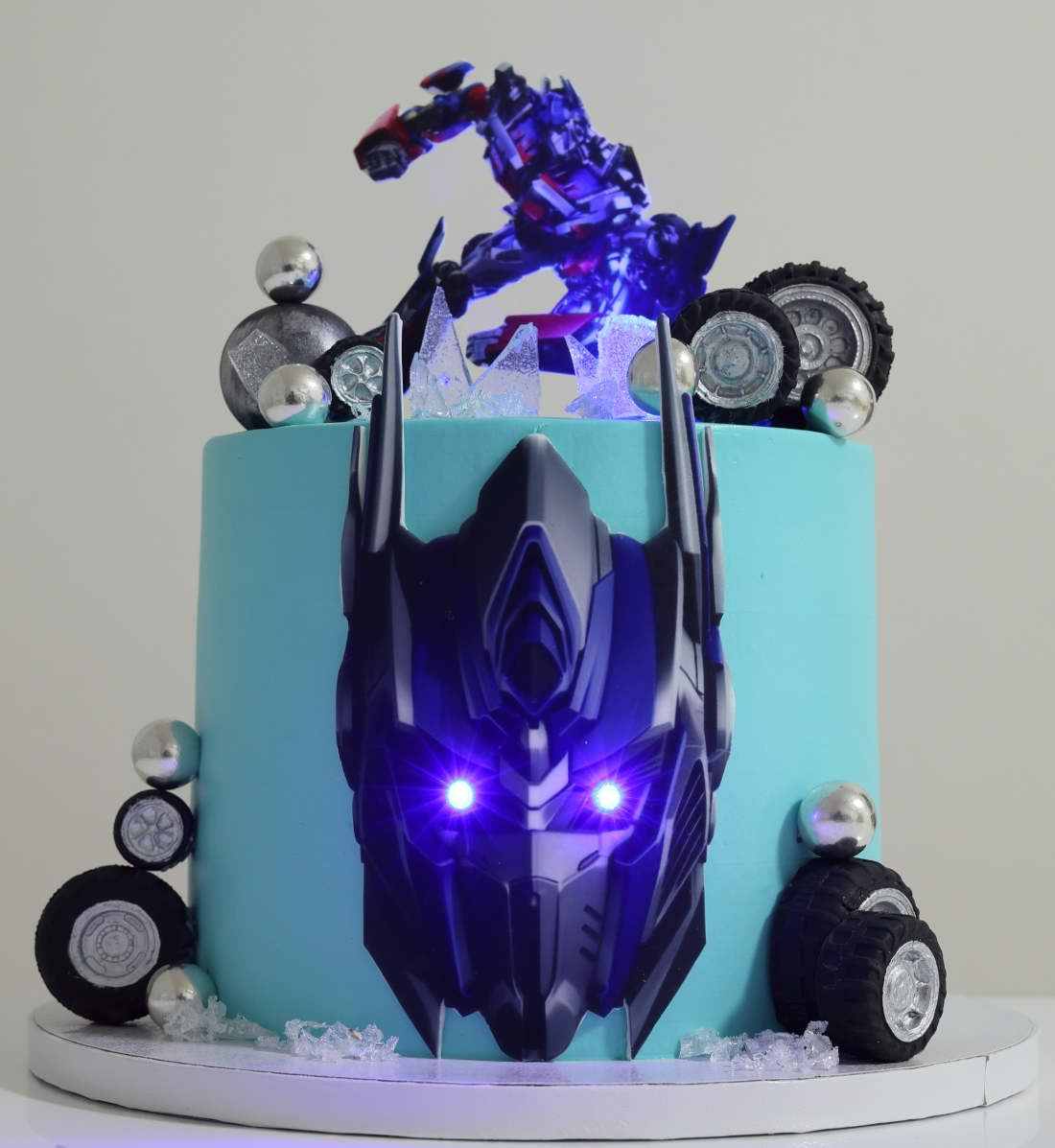 Transformeris tortas su šviesos diodų apšvietimu
