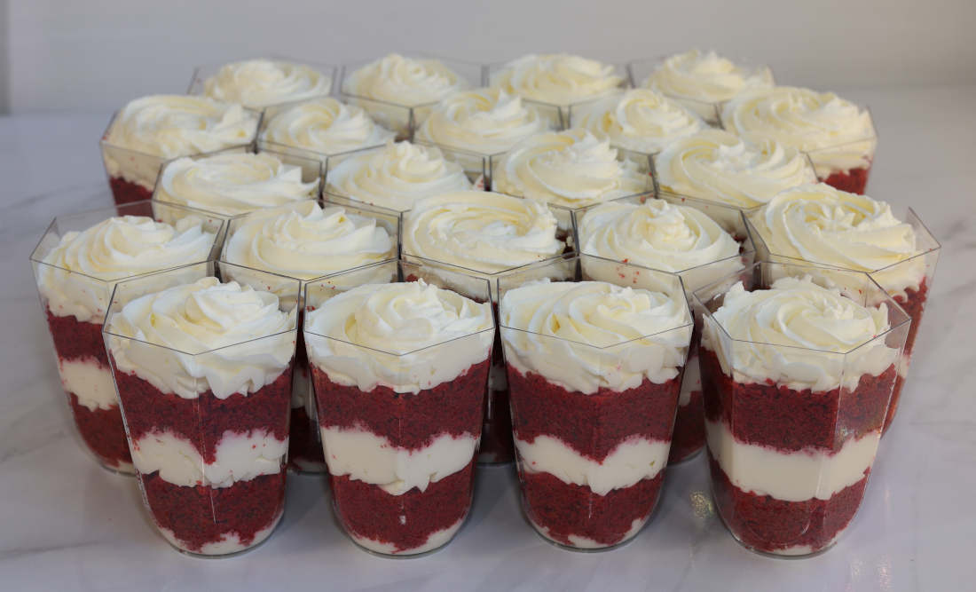 Trifle plastikiniuose puodeliuose pagal užsakymą Vilniuje