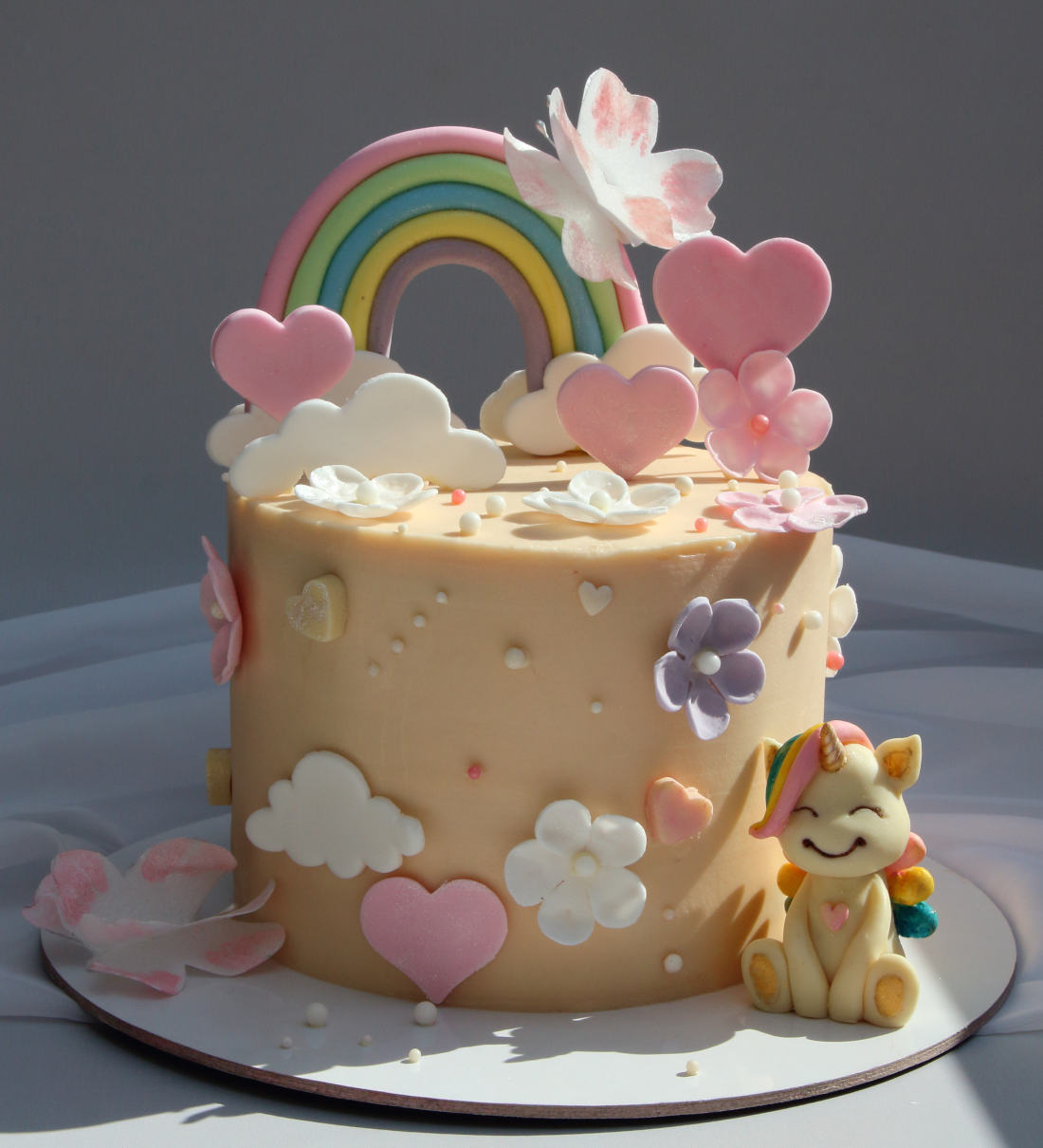 Tortas su vaivorykšte, širdelėmis, debesimis ir vienaragiu