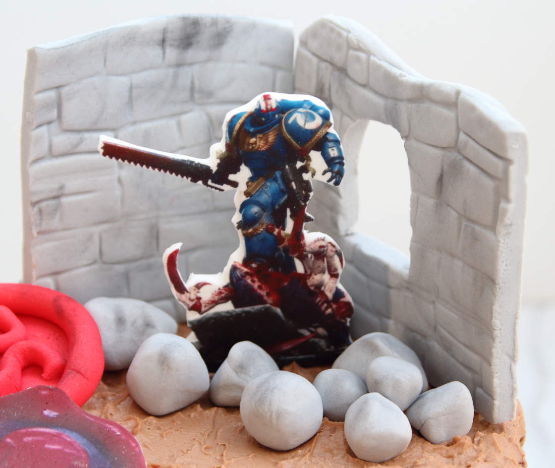 Leitenanto Tito figūrėlė iš žaidimo Warhammer 40,000: Space Marine ant torto