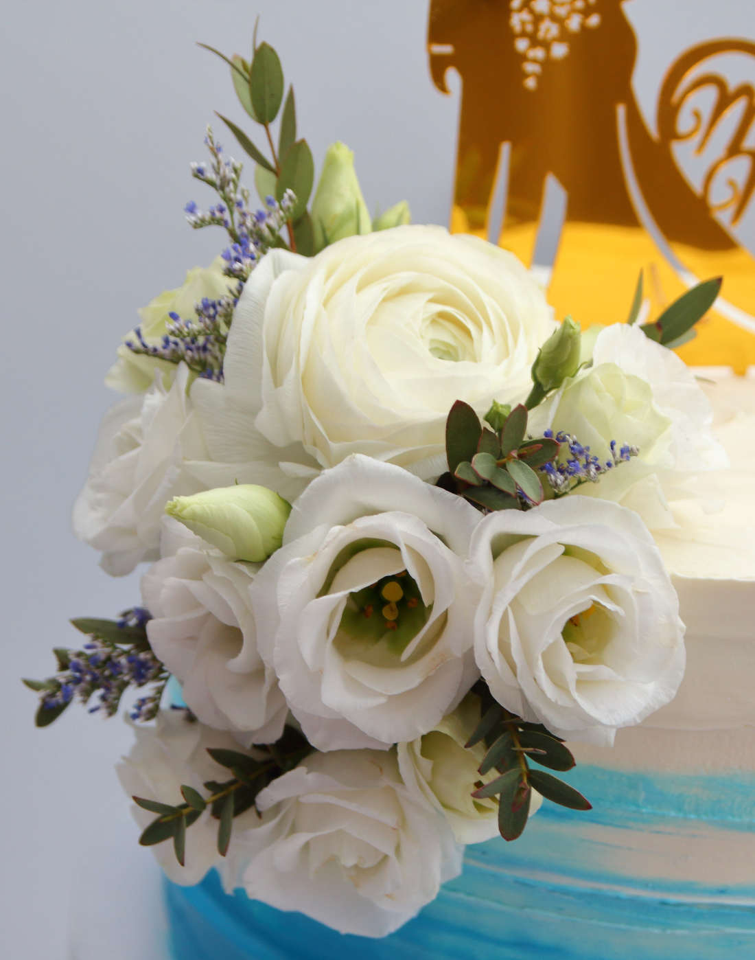 Gėlės ant vestuvių ir gimtadienių torto