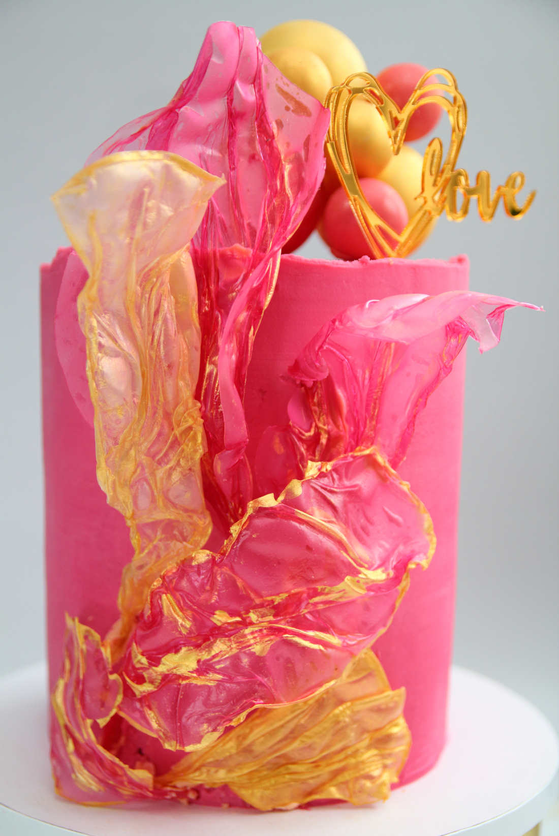 Ryžių popieriaus burė iš arti ant gimtadienio ar vestuvių torto
