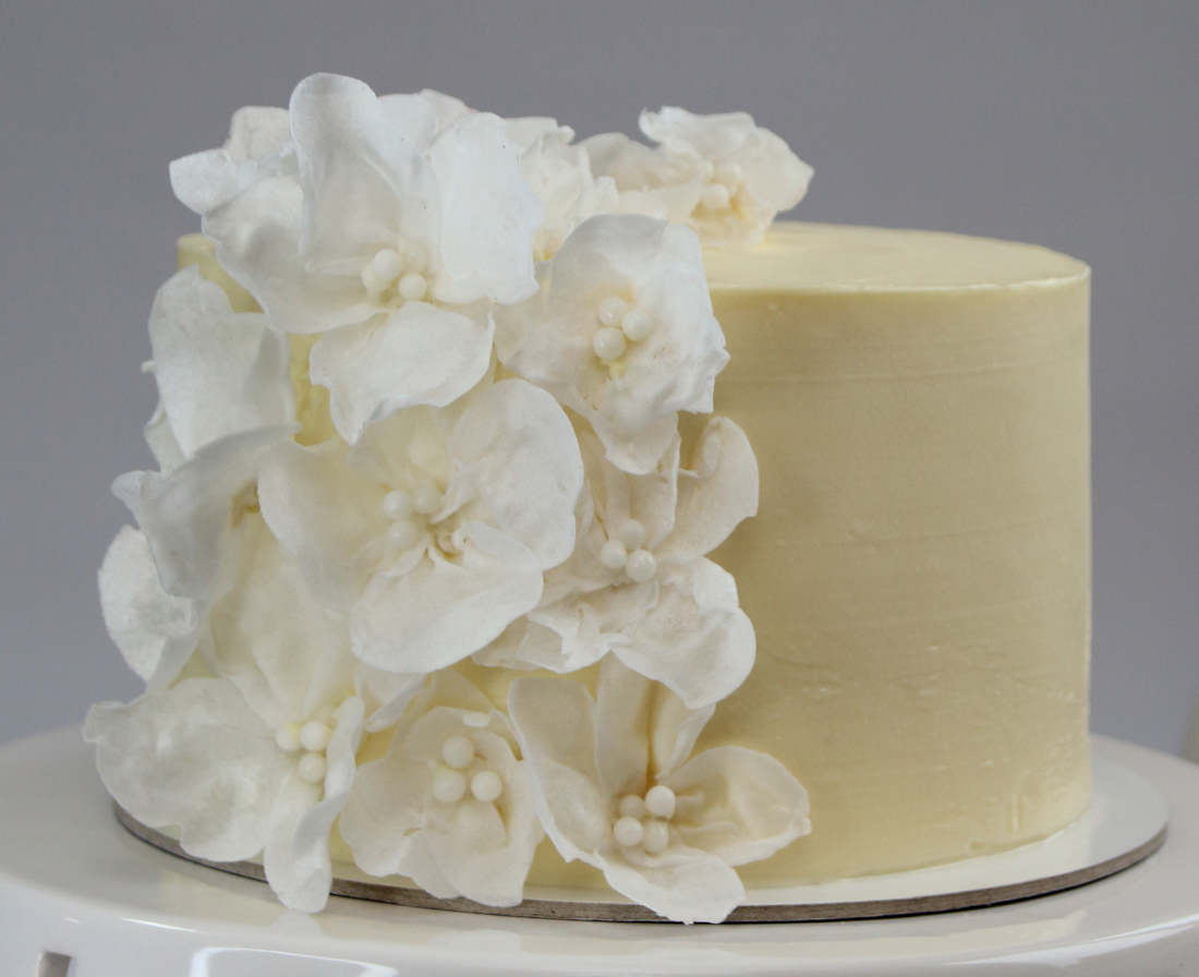 Baltas vestuvinis tortas su gėlėmis