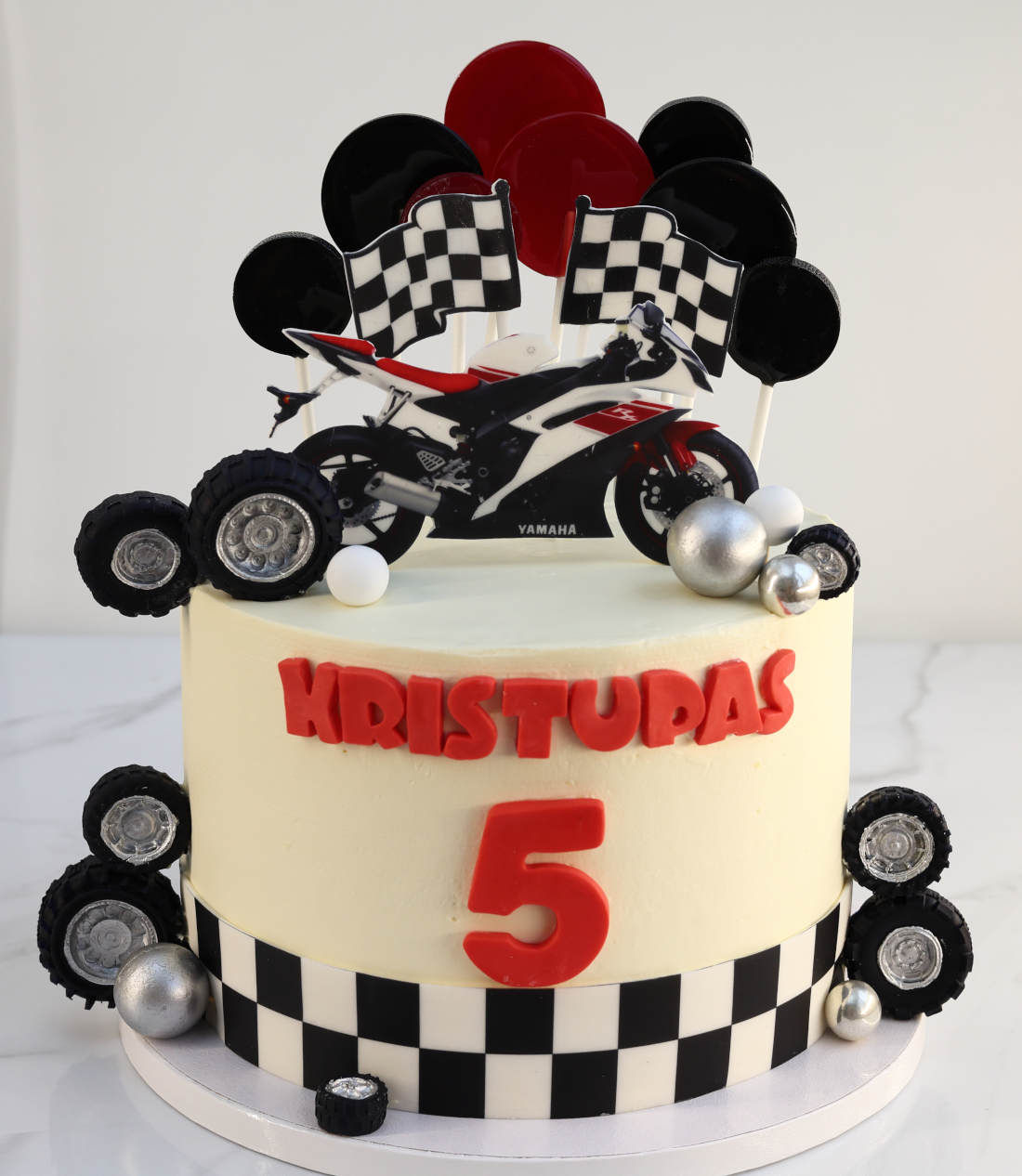Yamaha motociklas ant gimtadienio torto