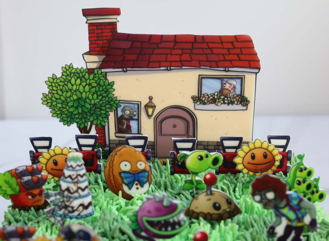 Tortas su zombiais, augalais ir vejapjovėmis